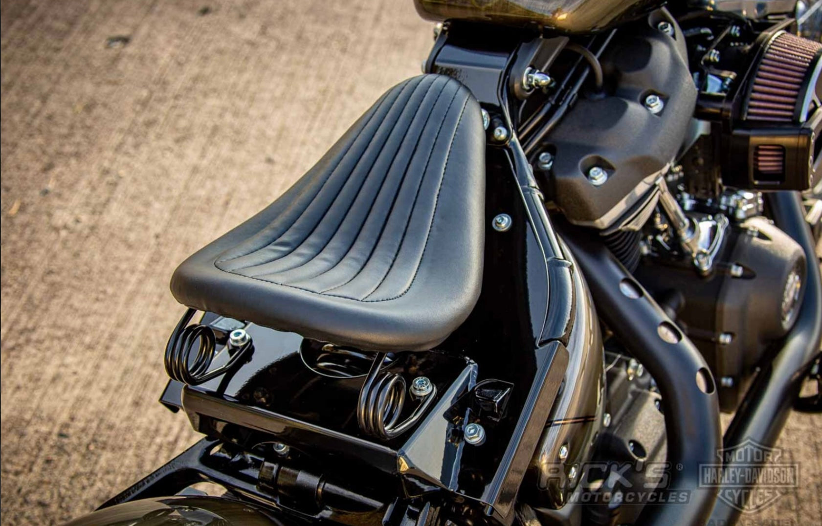 Rick’s BOBBER Solositz / Sattel Umbaukit (für Softail M8 ab 2018)