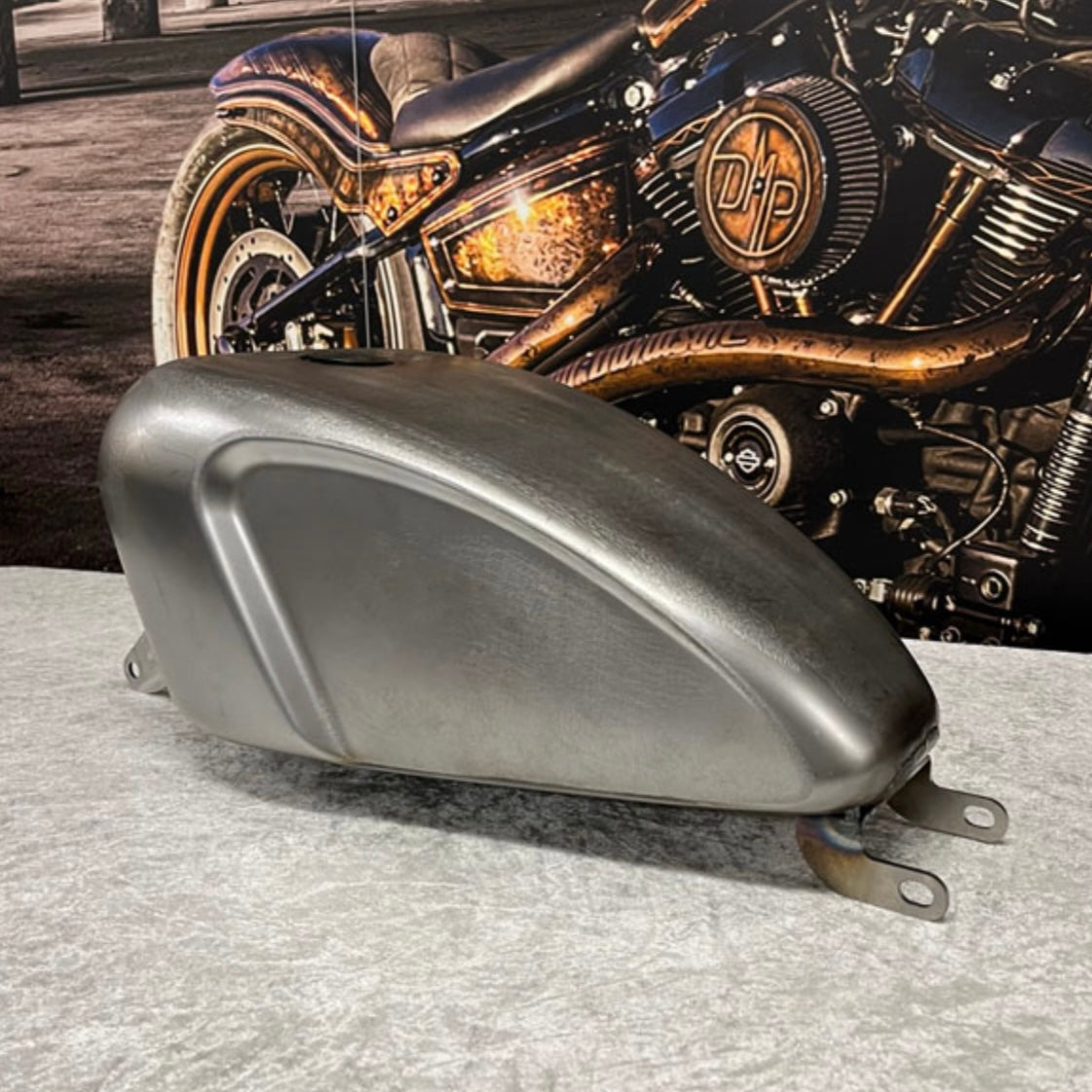 DMP LEGACY GAS TANK, RAW STEEL (für Softail mit M8 ab 2018)
