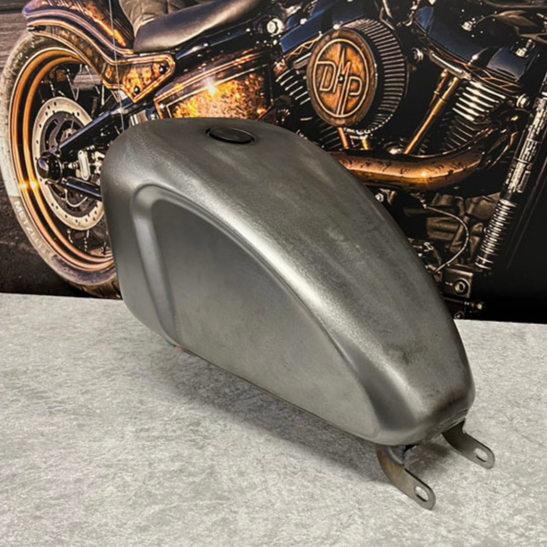 DMP LEGACY GAS TANK, RAW STEEL (für Softail mit M8 ab 2018)